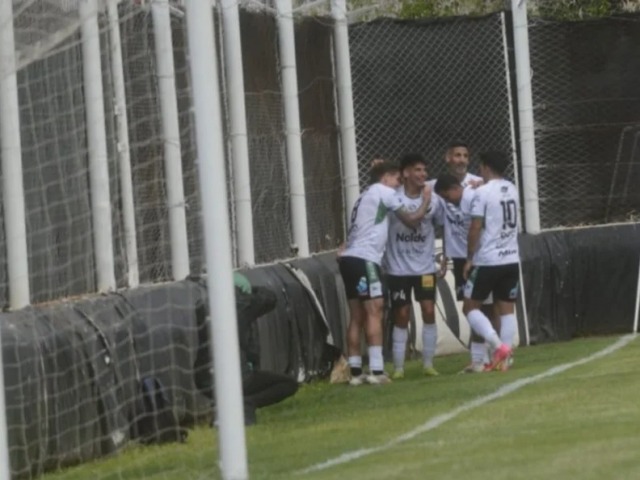 Pablo Mujica marc su primer gol en Villa Mitre